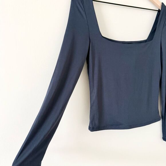 NWT The Workshop Long Sleeve Crop Top Silky Feel in Navy Size L - Picture 2 of 5